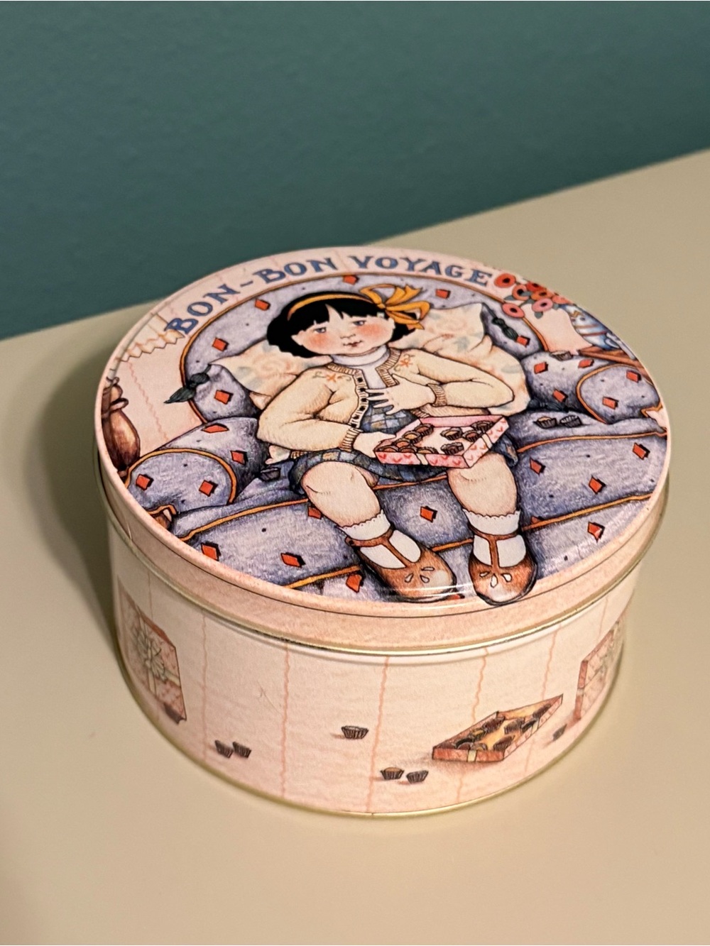 Mary Englebreit Round Tin 1986 “Bon- Bon Voyage
